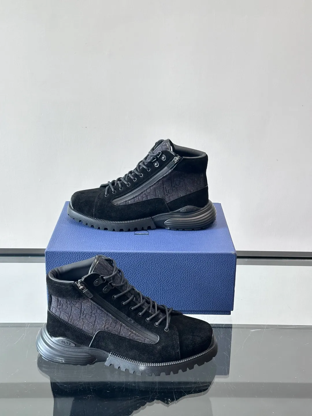 p600 "Dio＊" Combat Oblique high-top sneakers, black glossy leather + Oblique presbyopic canvas splicing, low-key luxury and super recognizable. The EVA sole is lightweight and cushioned, making it comfortable for daily wear or long walks. The high-top design is perfect for support, and the tongue and sole have the "DIOR" logo. You must pay attention to details! Whether it is casual or urban style, it can be easily controlled. It is a high-end luxury item that combines fashion and function. It is a popular choice for men's shoes size: 39-44 (38.45 customized)